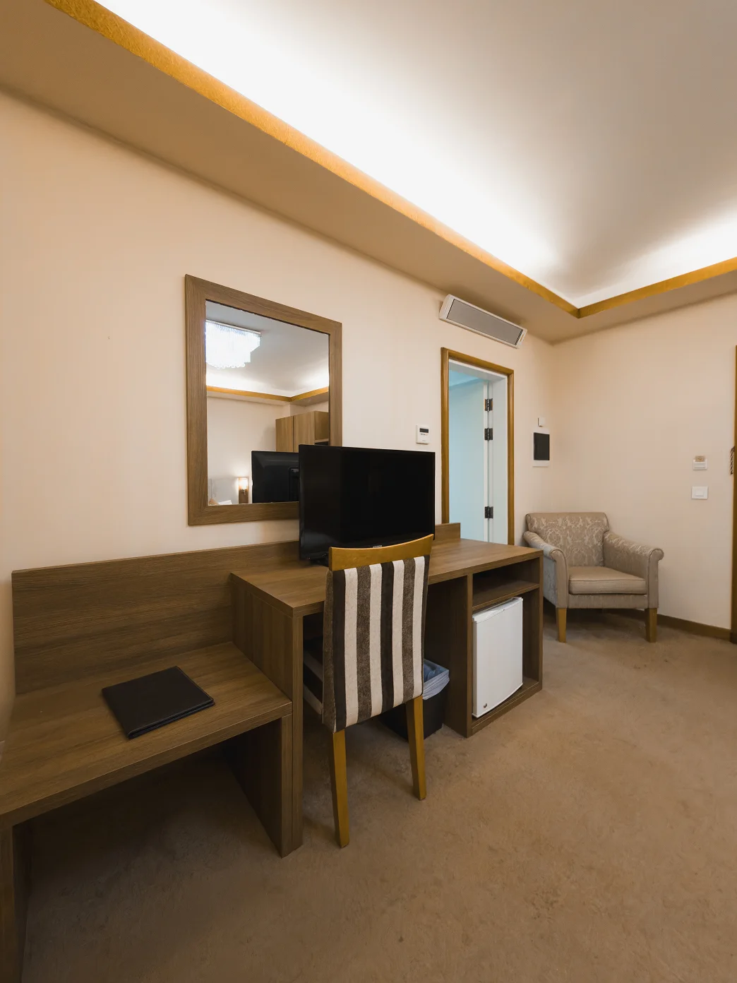 Bzommar Palace Hotel chalet interior, photo two