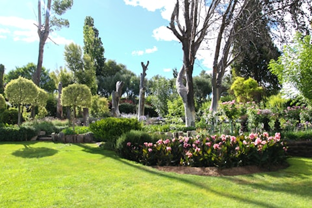 Outdoor wedding in the Bzommar Palace mountain garden